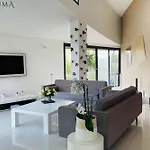 06al - Architect-designed With Pool And Sea View