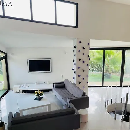 06al - Architect-designed With Pool And Sea View *