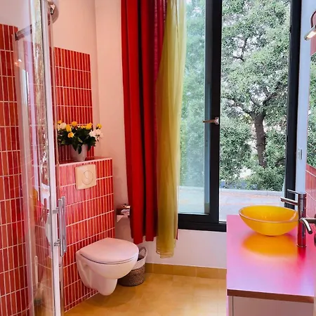 06al - Architect-designed With Pool And Sea View *