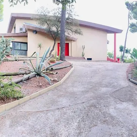 06al - Architect-designed With Pool And Sea View