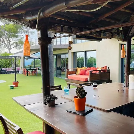 06al - Architect-designed With Pool And Sea View