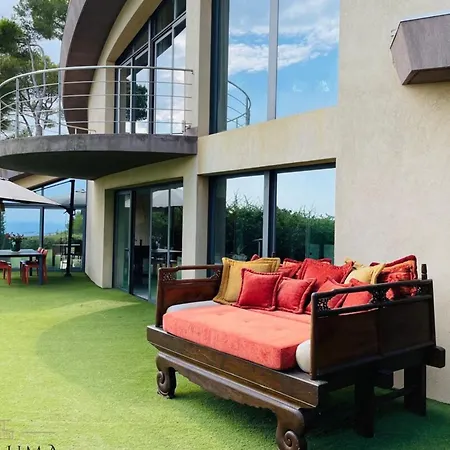 06al - Architect-designed With Pool And Sea View *