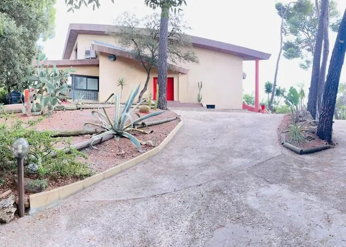 06al - Architect-designed With Pool And Sea View